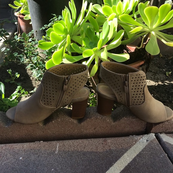 New Tan super comfy Booties 5.5, 7 & 7.5 left - Picture 7 of 8